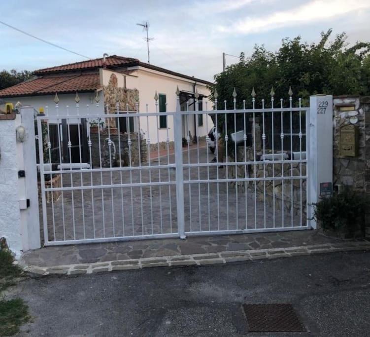 Villetta A Schiera Nei Pressi Del Mare Livorno Esterno foto